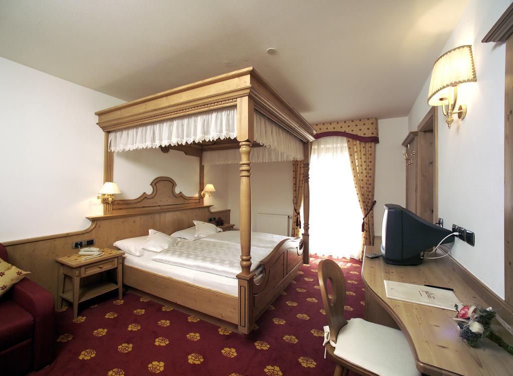 Hotel Flora Selva di Val Gardena Extérieur photo