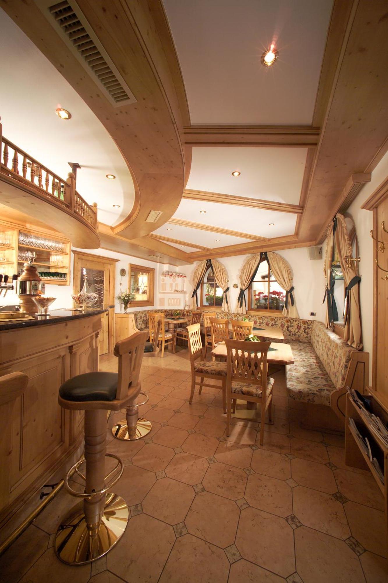 Hotel Flora Selva di Val Gardena Extérieur photo