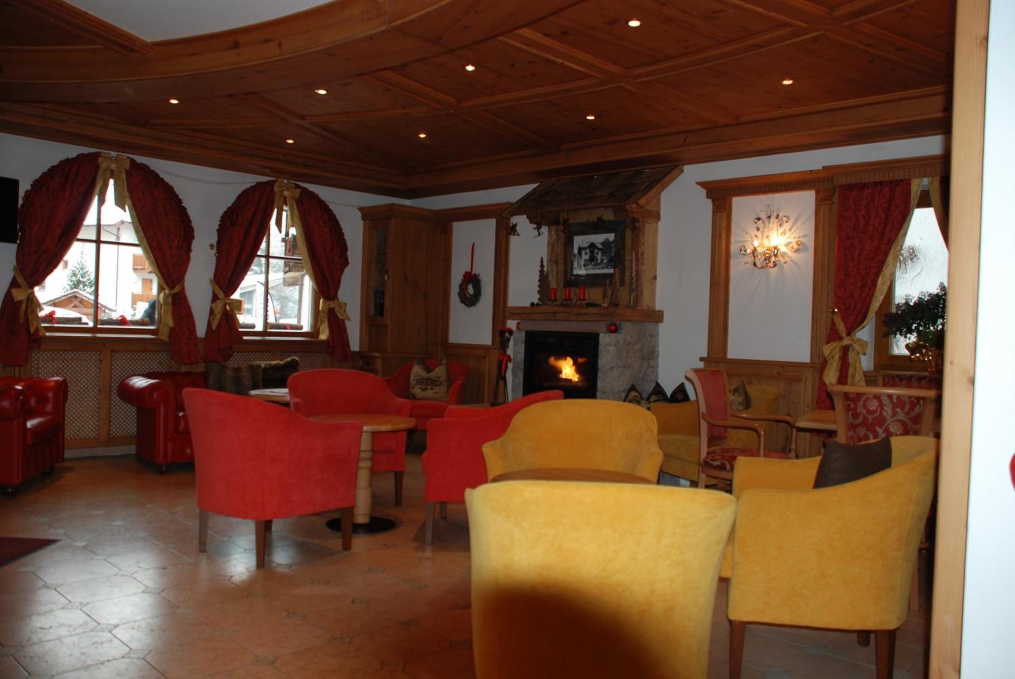 Hotel Flora Selva di Val Gardena Extérieur photo